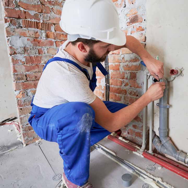 construction-man-hammering